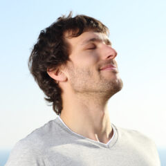Close up of a man doing breath exercises outdoor Buteyko metoda disanja tečaj za odrasle